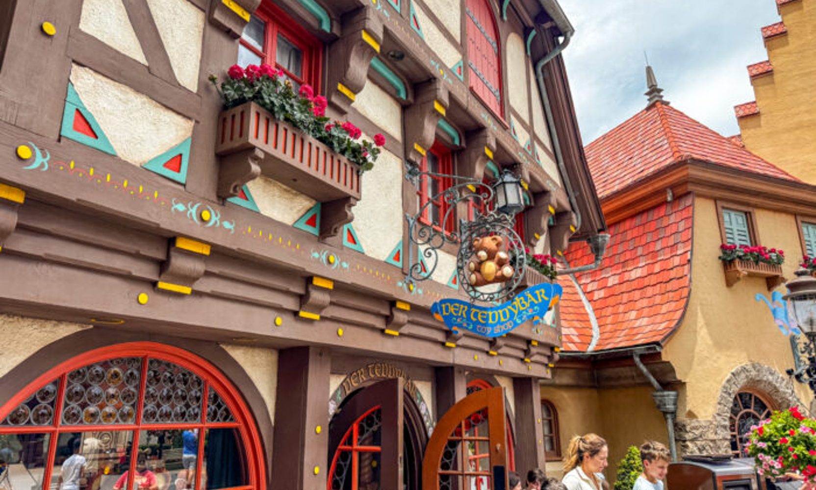 Der Teddybär reopens in EPCOT’s Germany Pavilion after six years, with no announcement from Disney