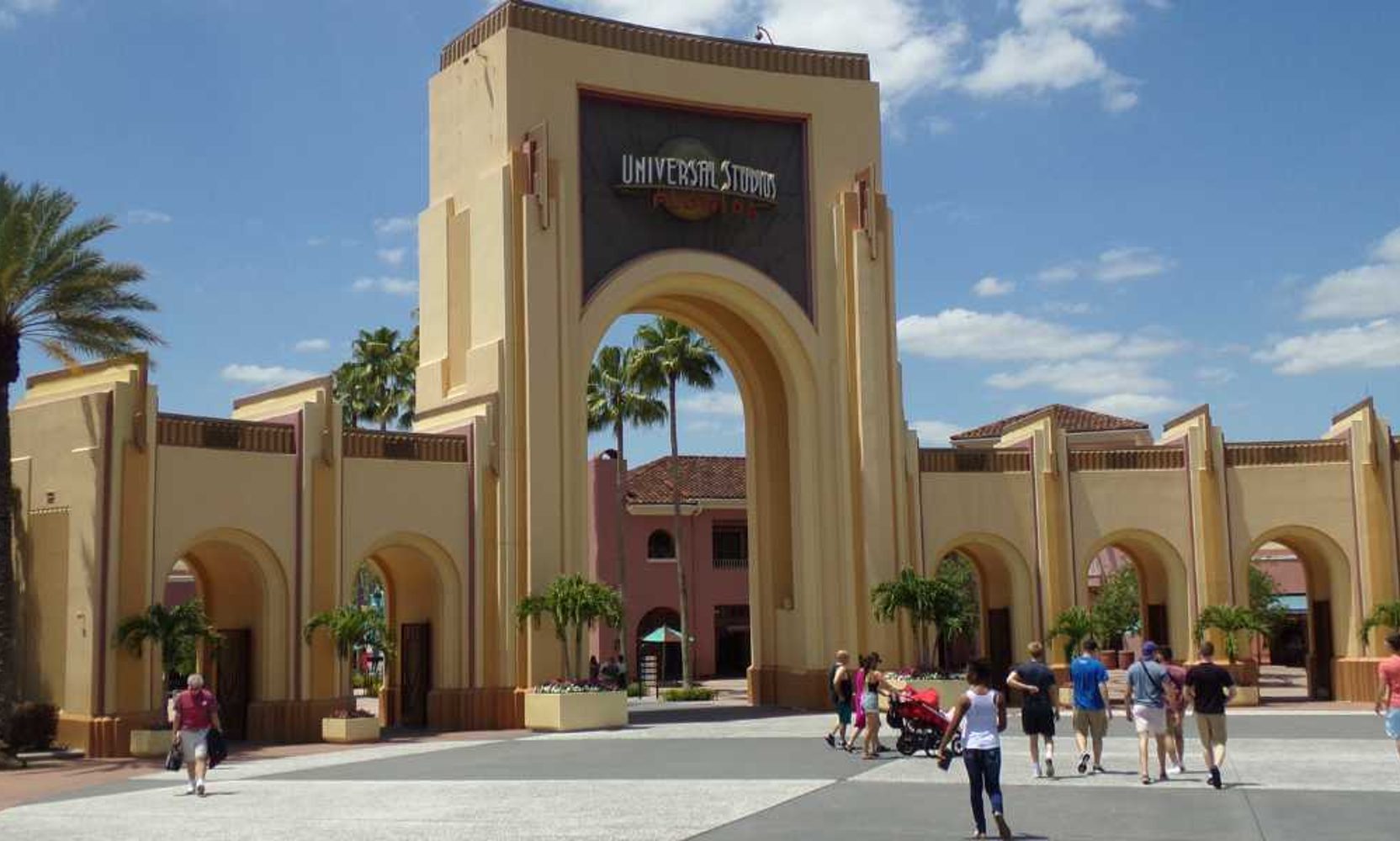 Universal Studios Florida's Entrance Arches Are Walled Off for a Repaint, and the Viral White Version Going Around Is Just a Fan Edit