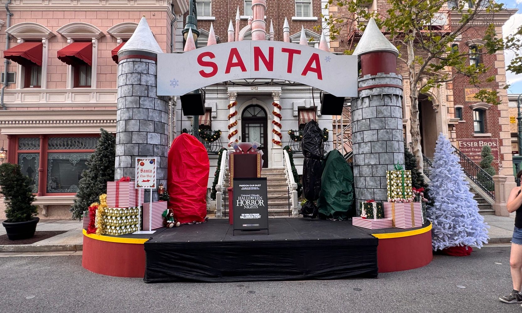 Universal Built a Mall Santa Set at Halloween Horror Nights, and Art the Clown From Terrifier Looks Like the Occupant