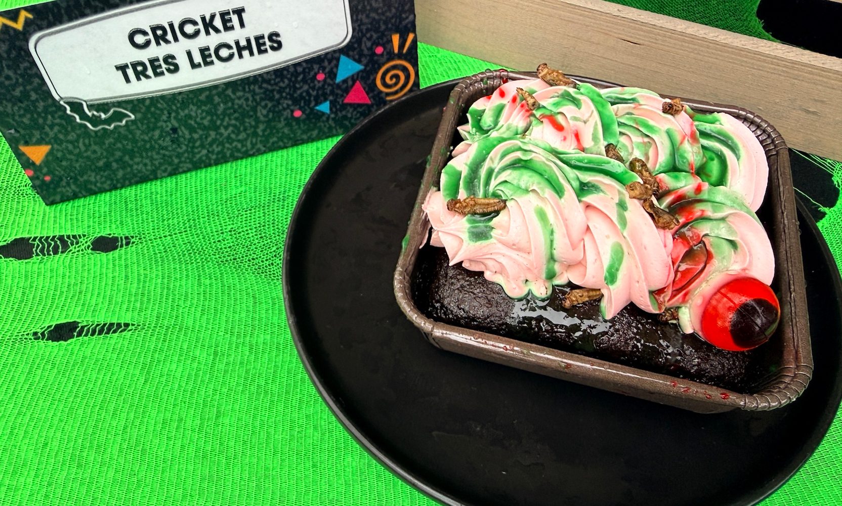 SeaWorld's Howl-O-Scream Menu Has a Cricket Tres Leches and a Card That Spells It Pizza Roles, While Its Own Food Page Says Coming Soon