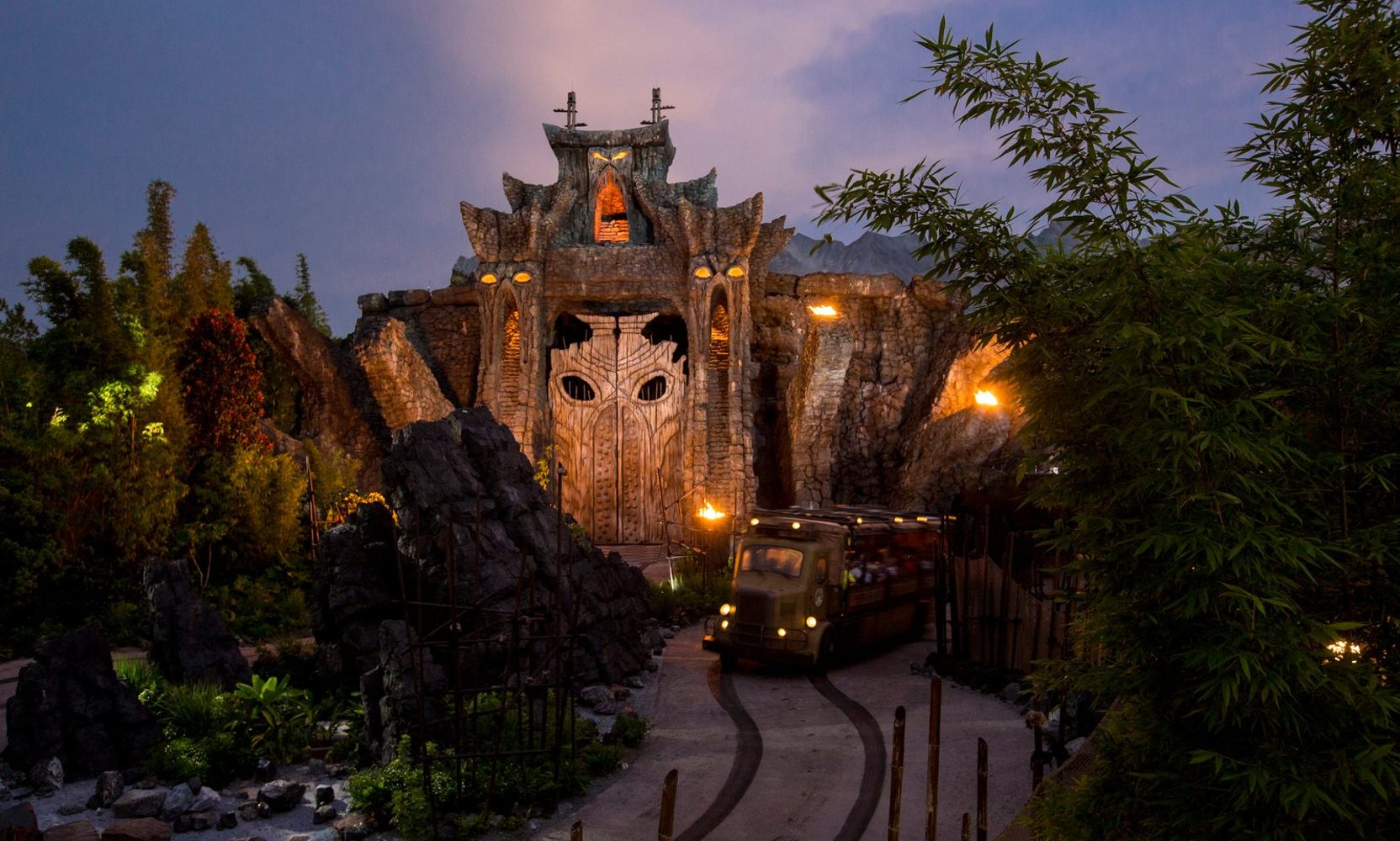 Skull Island: Reign of Kong Reopens After Three Weeks, but Riders Report a Black Curtain Where King Kong Should Be