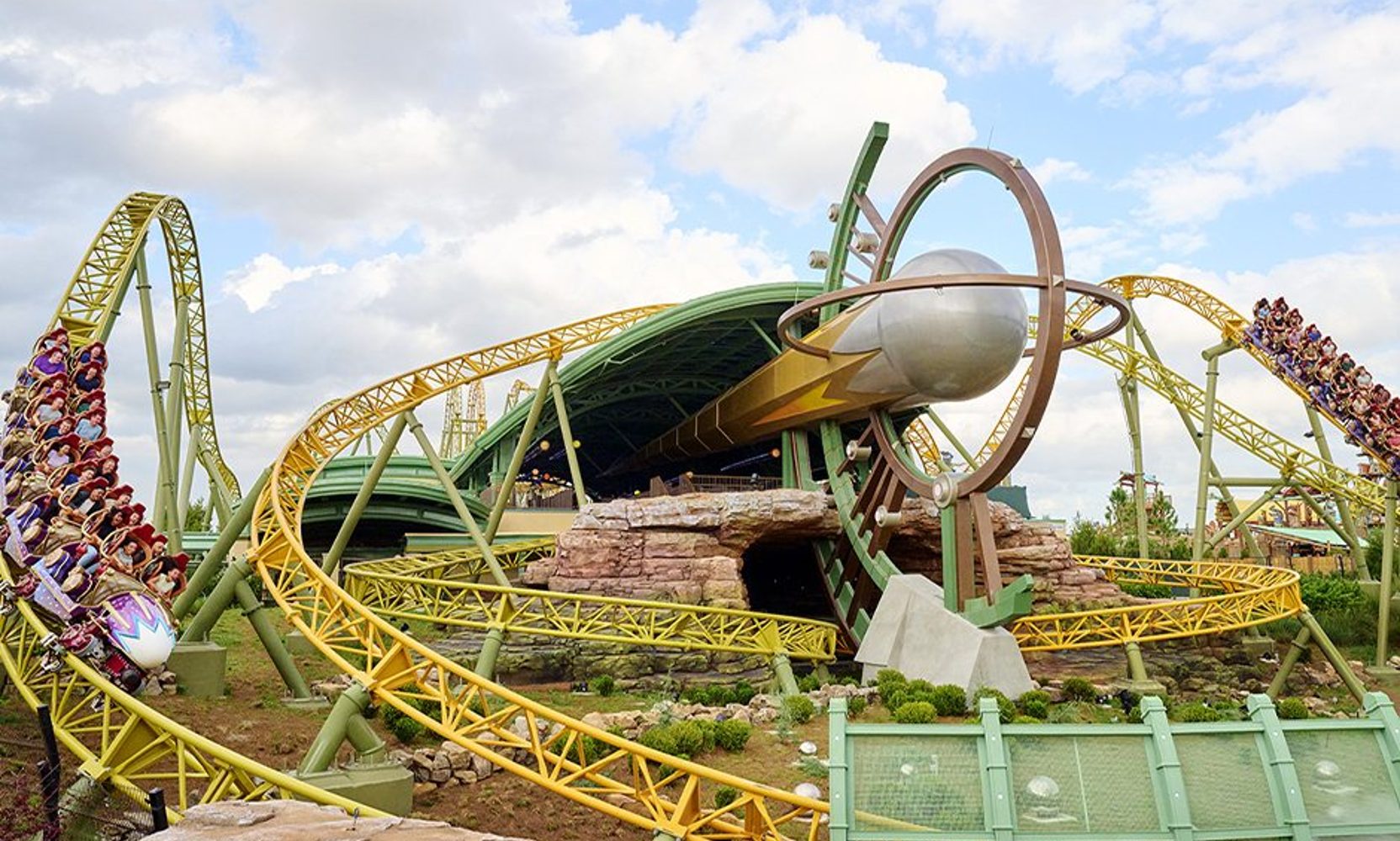 A Ceiling Fan Fell Into the Stardust Racers Queue at Epic Universe on Sunday, and Witnesses Disagree on Whether It Hit Anyone