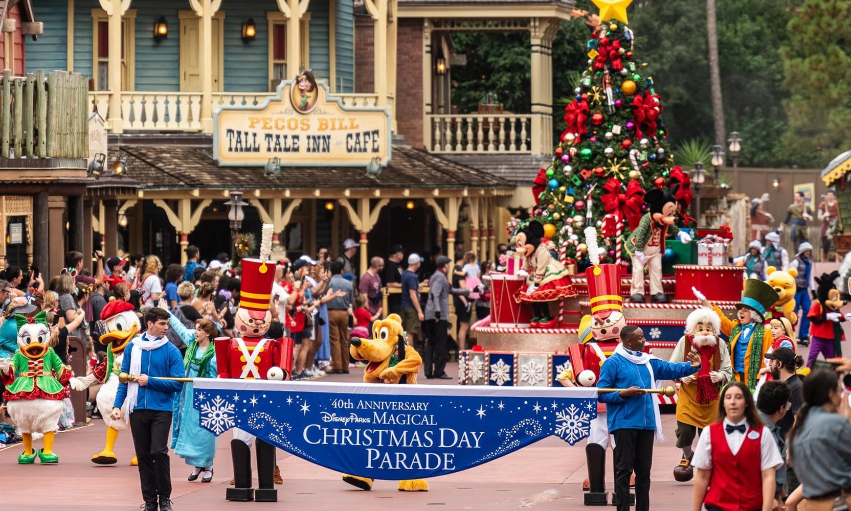 Magic Kingdom's Christmas Party Parade Rolls in Daylight on November 10 and 11, and You Don't Need a Party Ticket