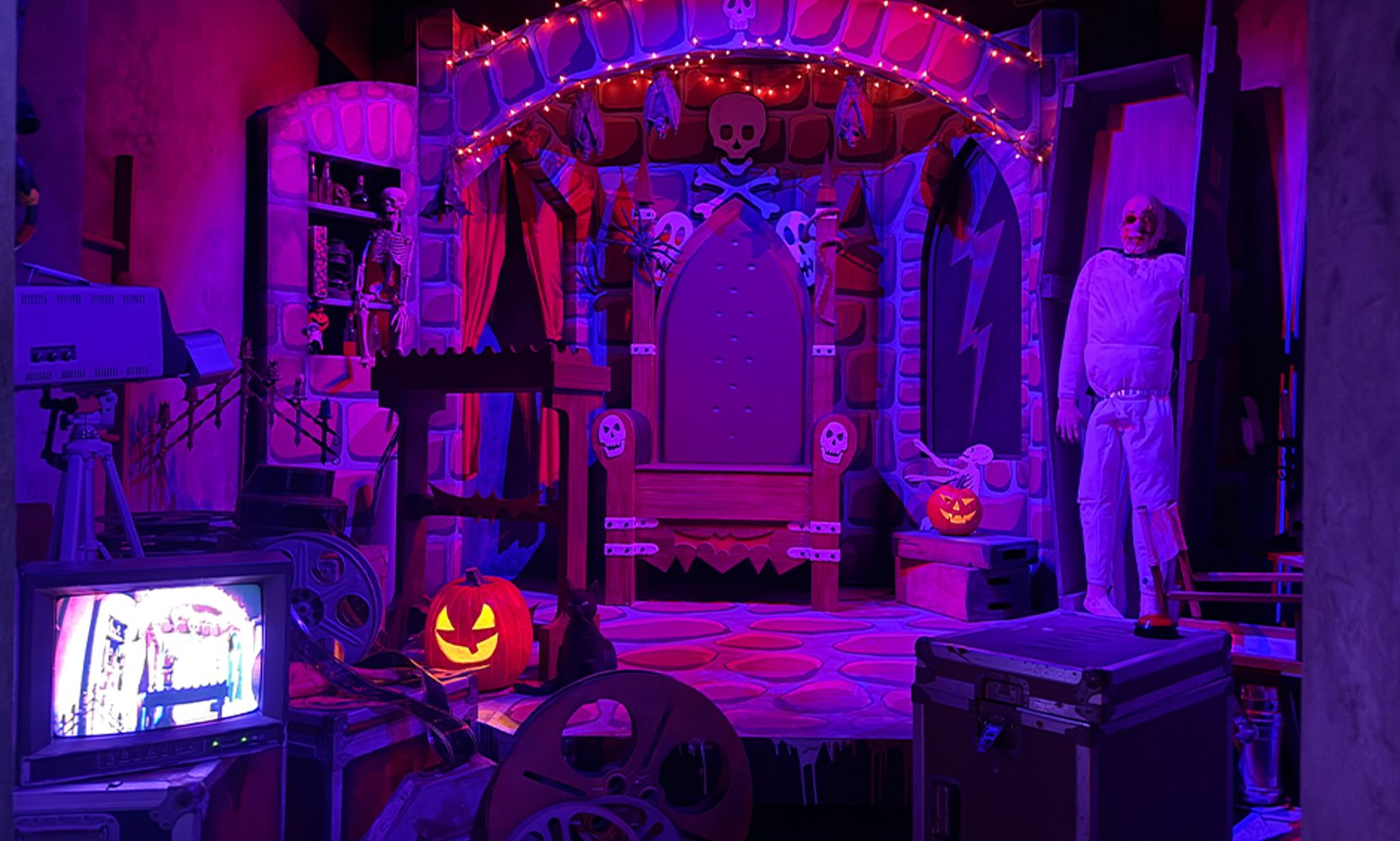 Universal Named Two Scenes Inside the H.R. Bloodengutz House at Halloween Horror Nights 35, and the Original Queue Video Actor Is Back