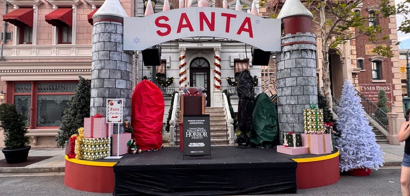Universal Built a Mall Santa Set at Halloween Horror Nights, and Art the Clown From Terrifier Looks Like the Occupant